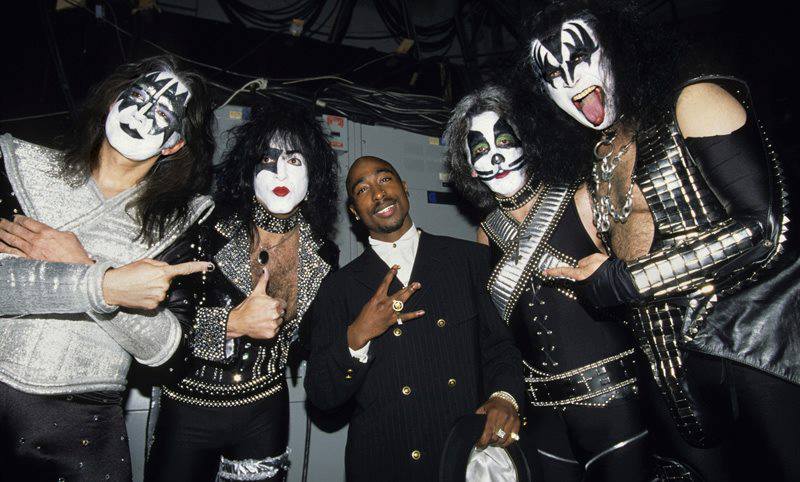 tupac_with_kiss